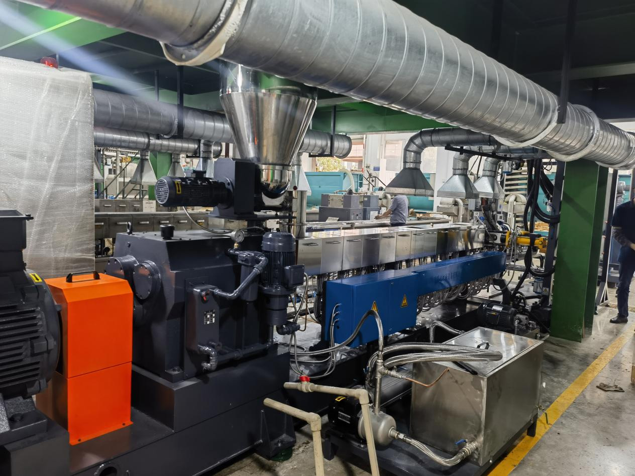 力塑TPE引進(jin)雙螺桿擠齣機+水(shui)下切生産線自動化設備