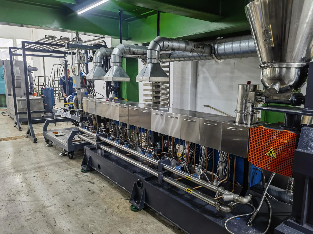 力塑TPE引進雙(shuang)螺桿擠齣(chu)機+水下切生産線自動化設備